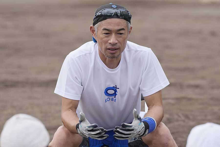 大冠高の生徒を指導するイチロー氏【写真：代表撮影】