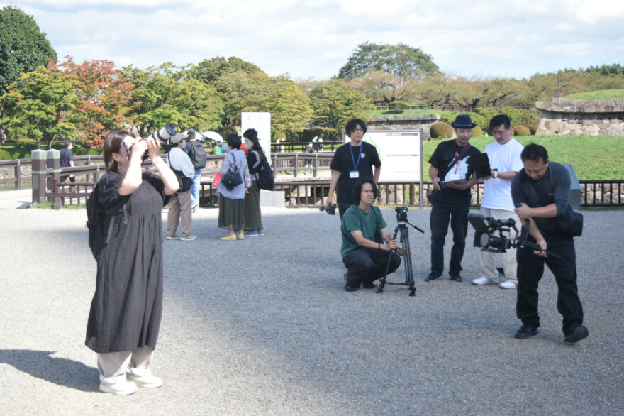 五稜郭公園で動画を撮影する参加者