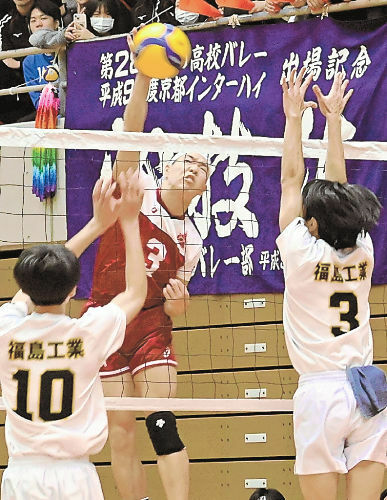 【男子準決勝・相馬―福島工】第2セット、相馬の武田（中央）がスパイクを決める