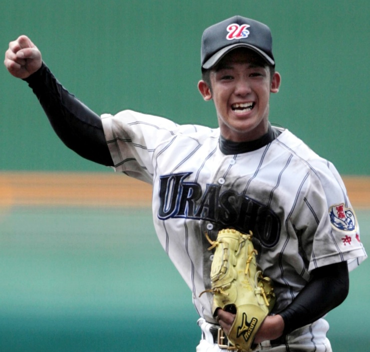 2008年夏、全国高校野球3回戦で最後のバッターから三振を奪いガッツポーズの浦添商エースの伊波