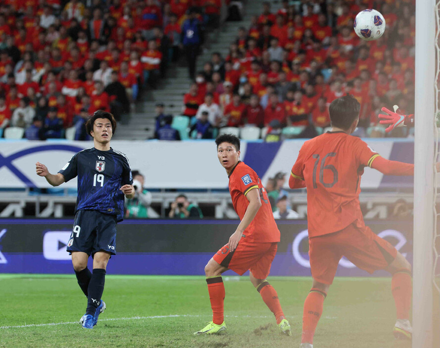 サッカーＷ杯予選。中国戦の後半、ゴールを決める小川（左）＝１９日、中国・アモイ