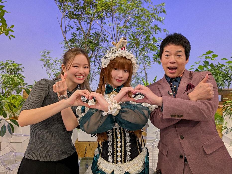 紀行バラエティー番組「Google Pixel presents ANOTHER SKY」に出演するえなこさん（中央）＝日本テレビ提供