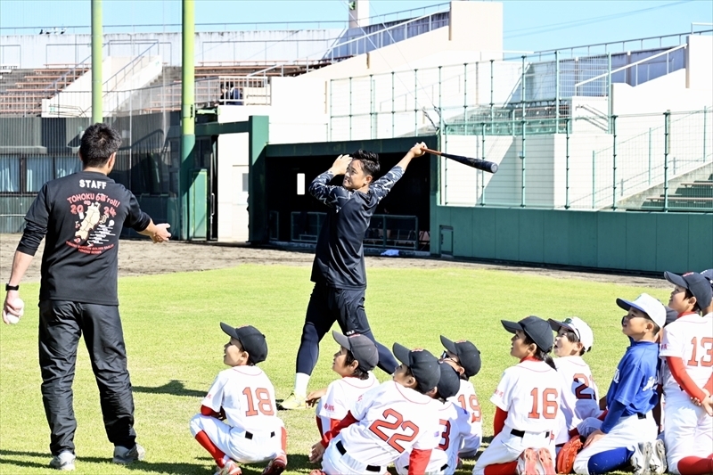 子どもたちに打撃の見本を見せる銀次さん