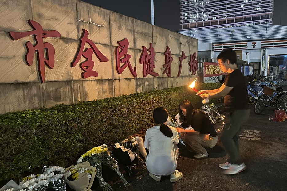 中国南部の広東省珠海市での車暴走事件の被害者へ献花する人々（AP/アフロ）