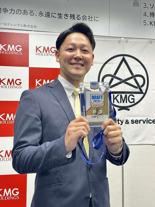 阪神から指名あいさつを受けたKMGホールディングス・木下里都