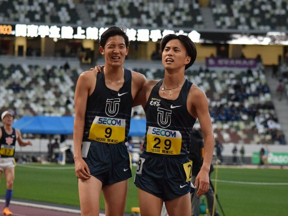 東洋大の小林亮太（左）と石田洸介