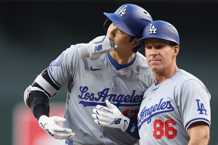 ドジャースの大谷翔平（左）とマーリンズの新指揮官に就任した、元一塁コーチのマッカロー氏（右）。(C) Getty Images