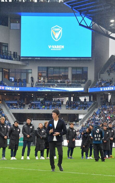 試合終了後に発表された長崎の新エンブレム（撮影・軸丸雅訓）