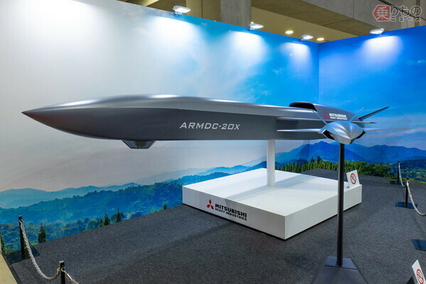 国際航空宇宙展2024の三菱重工ブースに展示された無人機のコンセプトモデル。手前が「戦闘支援無人機コンセプト」で、奥が「ARMDC-20X」（布留川 司撮影）。