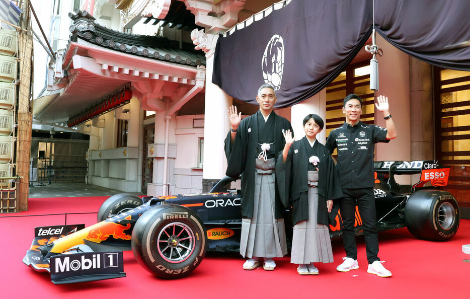 歌舞伎座でF１ラスベガスGPのPVイベントに出席した（左から）市川團十郎、市川新之助、佐藤琢磨