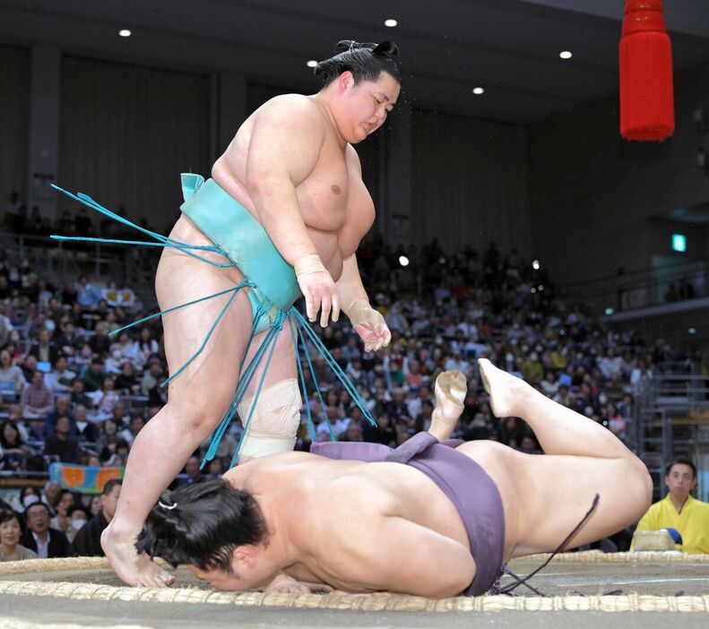 琴桜（左）が翔猿を引き落としで下し誕生日に９勝目を挙げた（カメラ・今西　淳）