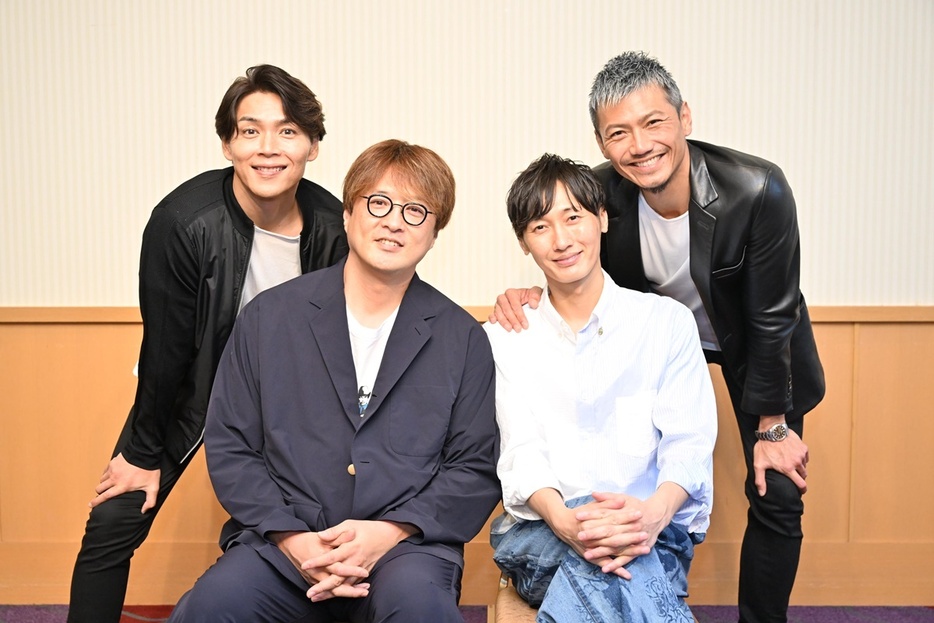 純烈の白川裕二郎、酒井一圭、後上翔太、岩永洋昭（左から）にインタビュー　撮影:蔦野裕