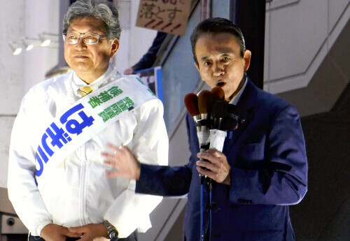 萩生田氏（左）の応援演説をする鈴木知事（１０月２６日、東京都八王子市で）