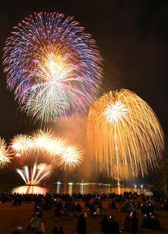 夜空と伊万里湾を照らす大輪の花火＝２３日夜、伊万里市の伊万里港七ツ島地区から望む（長時間露光、撮影・米倉義房）