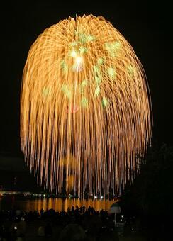 夜空と伊万里湾を照らす大輪の花火＝２３日夜、伊万里市の伊万里港七ツ島地区から望む（撮影・米倉義房）