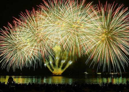 夜空と伊万里湾を照らす大輪の花火＝２３日夜、伊万里市の伊万里港七ツ島地区から望む（撮影・米倉義房）