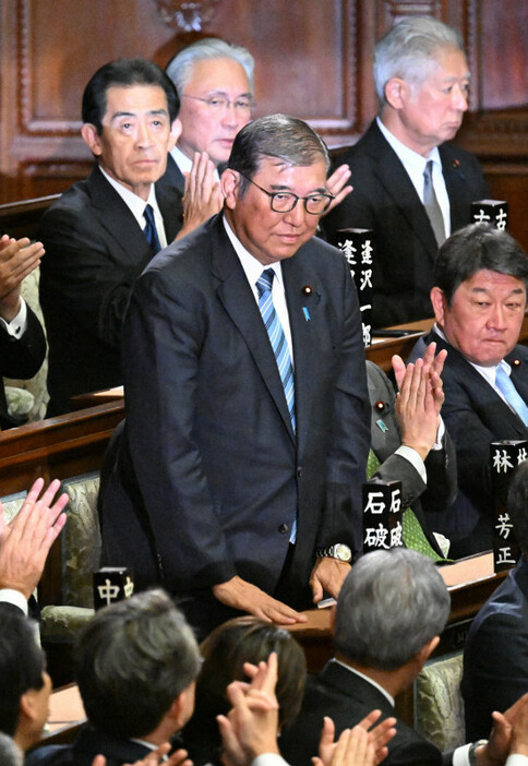 衆院本会議の首相指名選挙決選投票で内閣総理大臣に指名された石破茂首相（中央）＝国会内で2024年11月11日午後4時11分、平田明浩撮影