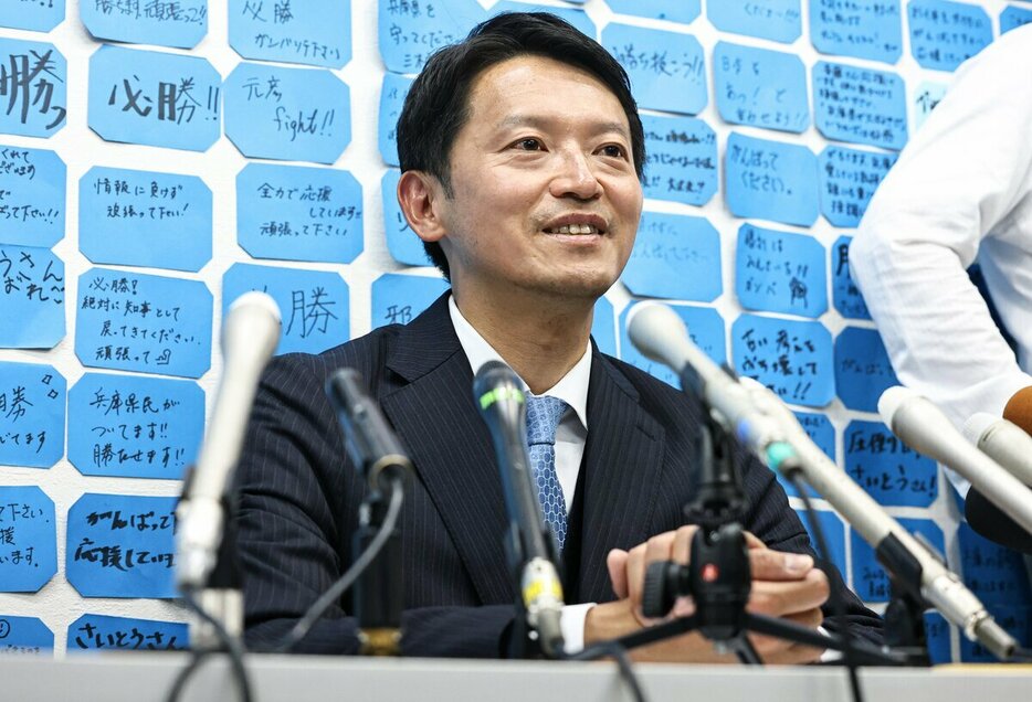 兵庫県知事再選から一夜明け、会見に臨む斎藤元彦氏