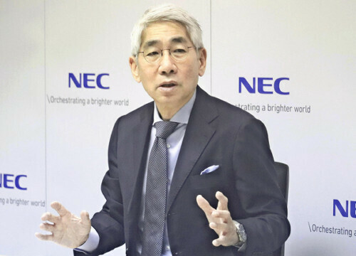 インタビューに答えるＮＥＣの森田社長（東京都港区で）