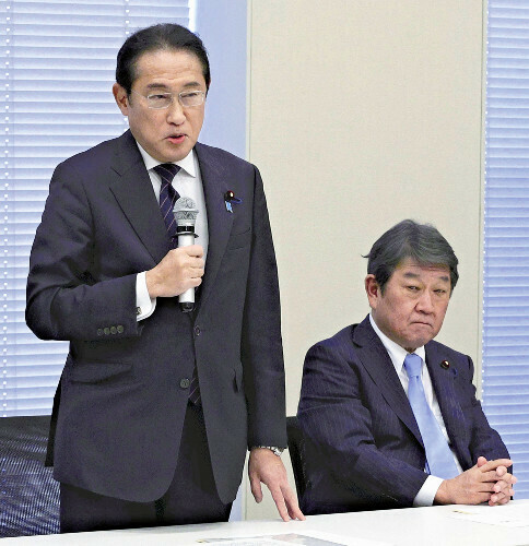 資産運用立国議員連盟の設立総会であいさつする岸田前首相。右は自民党の茂木前幹事長（２２日、国会内で）＝源幸正倫撮影