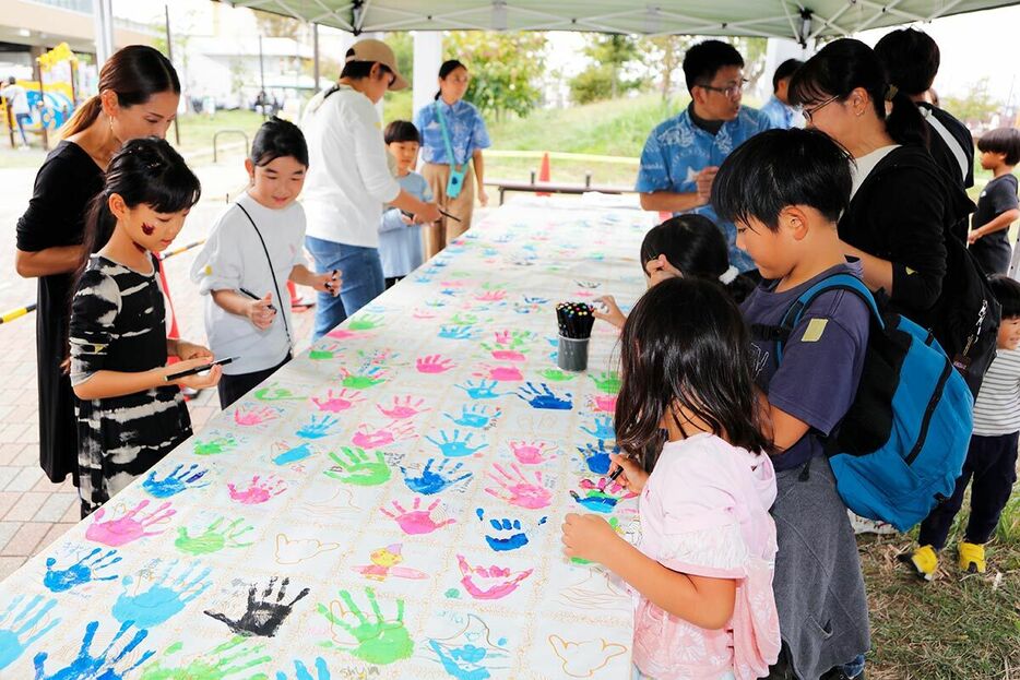 市民らが参加した道の駅「湘南ちがさき」に展示する巨大アロハシャツ作り＝２７日、茅ケ崎市浜見平のブランチ茅ケ崎