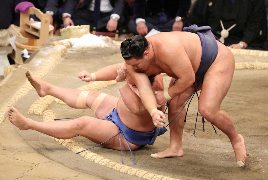 ＜大相撲九州場所5日目＞若隆景（左）を小手投げで下した豊昇龍（撮影・成瀬　徹）　　