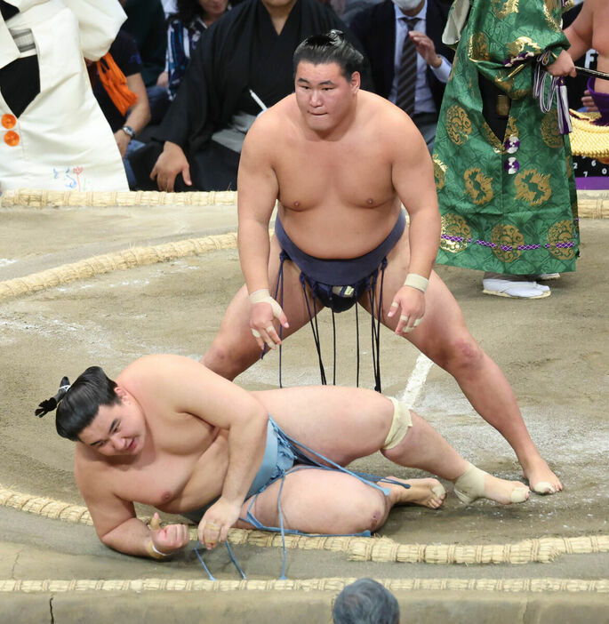 欧勝馬（手前）を上手投げで下した豊昇龍（カメラ・池内　雅彦）