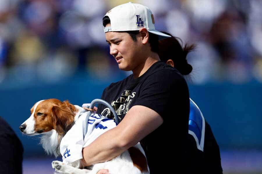 優勝セレモニーに登場したドジャース・大谷翔平と愛犬のデコピン【写真：Getty Images】