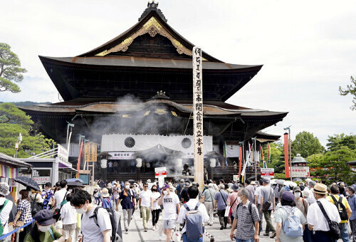 参拝者でにぎわう善光寺の本堂（２０２２年６月）