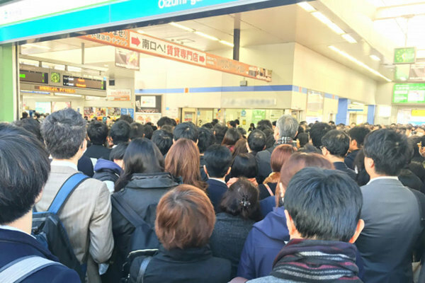 冬場に混雑する駅のイメージ（画像：写真AC）。