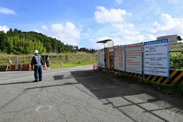 「立入禁止」の看板が立つ「ゲートウェイ成田」予定地=2024年8月27日午後3時8分、千葉県成田市小菅、小林誠一撮影