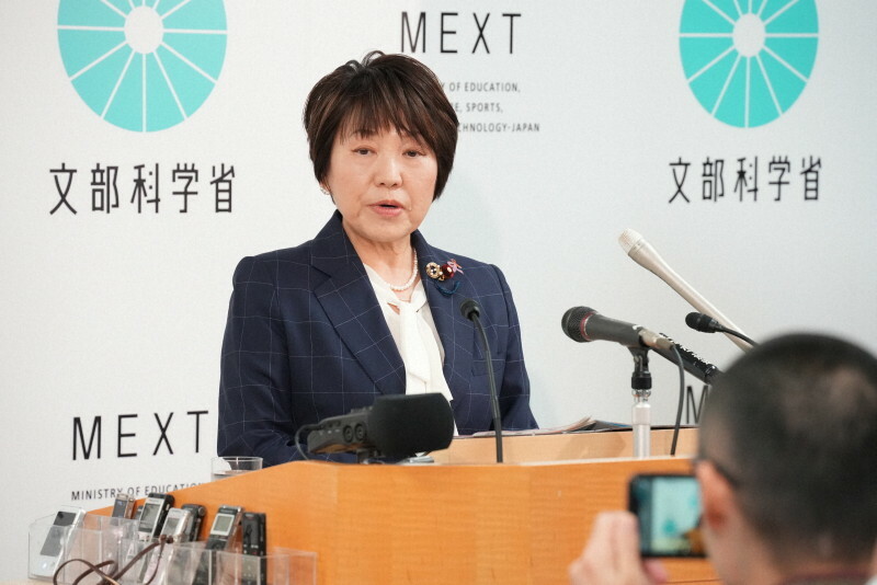 閣議後記者会見で記者の質問に答える阿部俊子文部科学相＝東京都千代田区で2024年11月12日午前10時1分、斎藤文太郎撮影