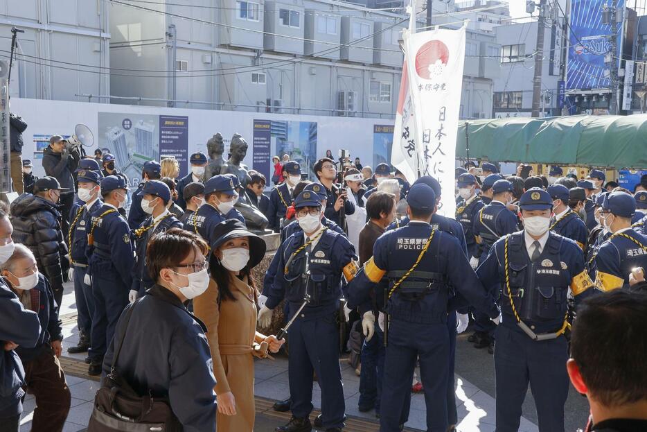 保守グループによるデモと、抗議の市民で騒然とするJR蕨駅周辺＝24日午後、埼玉県蕨市