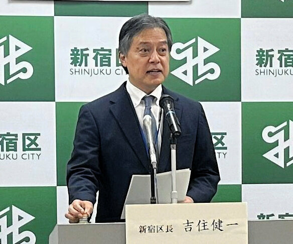 会見する東京都新宿区の吉住健一区長=2024年11月20日午後2時7分、新宿区役所、木佐貫将司撮影