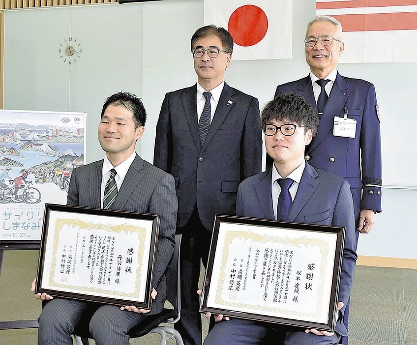 感謝状を受け取った（前列右から）塚本さんと丹羽さん（広島県尾道市で）