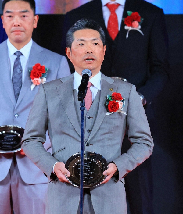 ＜NPB　AWARDS　2024＞パ・リーグ最優秀監督賞の小久保監督（撮影・尾崎　有希）