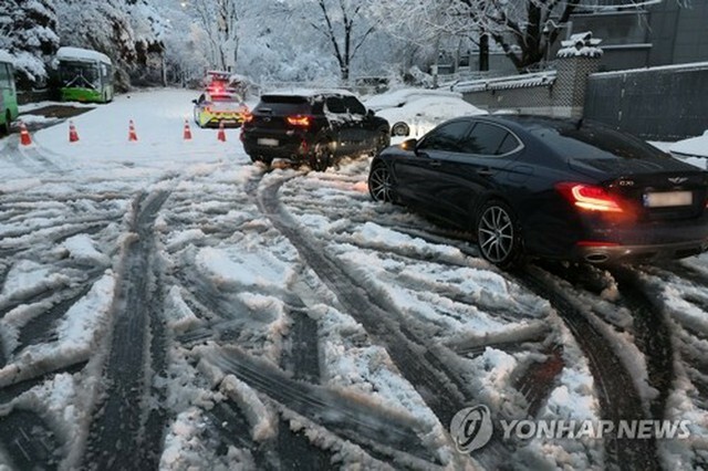 ソウル・三清洞で警察が交通規制を行っている＝27日、ソウル（聯合ニュース）