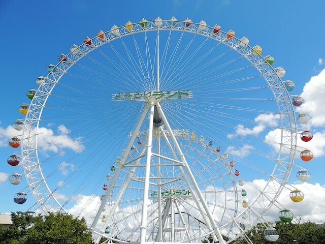 手前が「大観覧車」、奥が「Sky-Go-LAND」。その奥に「バンデット」のコースが見えます