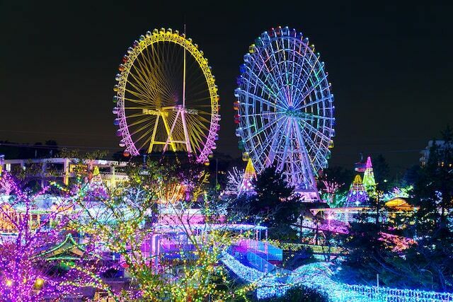 左が「大観覧車」、右が「Sky-Go-LAND」。新観覧車のLED照明の美しさと華やかさに思わずため息