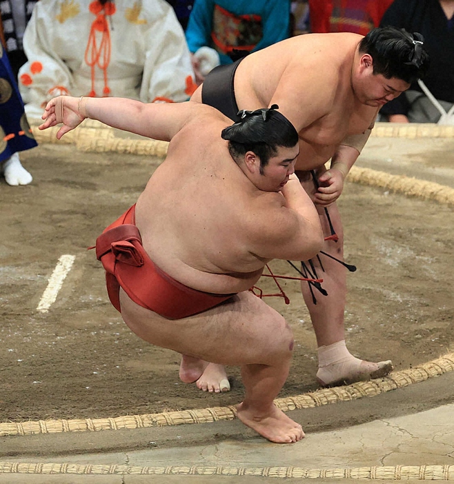 ＜大相撲九州場所14日目＞阿炎（奥）は熱海富士を押し倒す（撮影・岸　良祐）