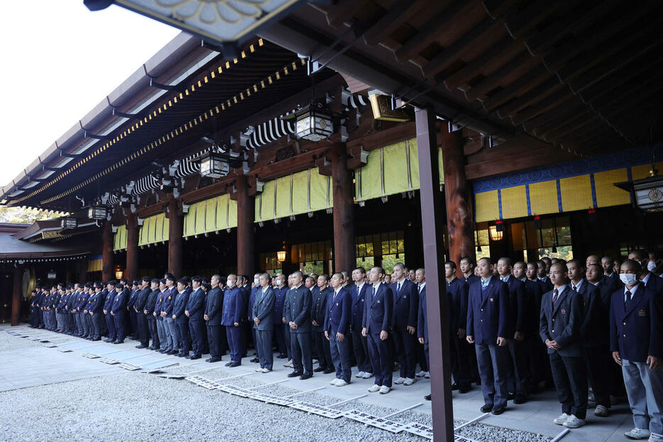 明治神宮大会の開会式を前に参拝を行う出場校の選手たち（撮影・野上伸悟）