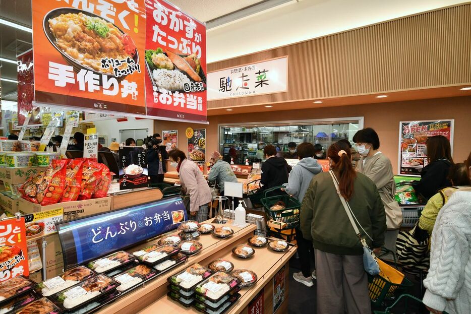 買い物客で混雑する「馳走菜」コーナー