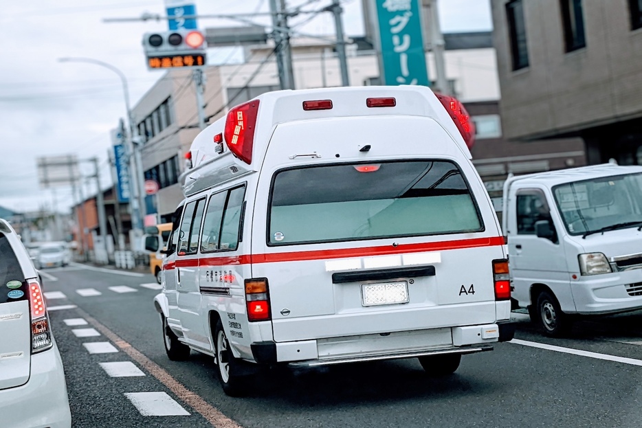 緊急自動車に道を譲ることはマナーではなく法的な義務。