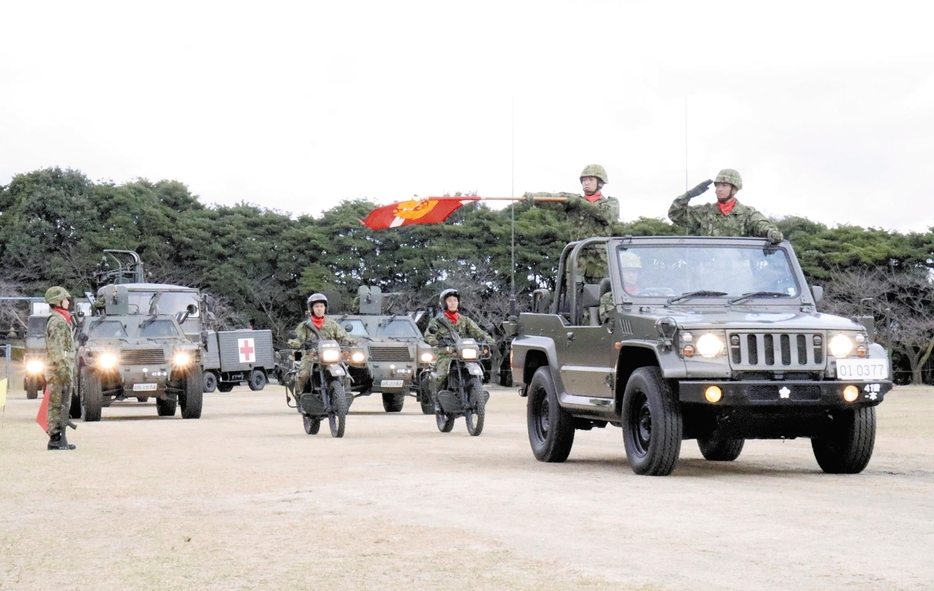 パレードを披露する自衛隊員ら