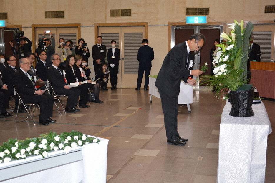 労働者を追悼し献花する新潟県佐渡市の渡辺竜五市長（右）ら＝同市のあいかわ開発総合センターで２０２４年１１月２４日、中津川甫撮影