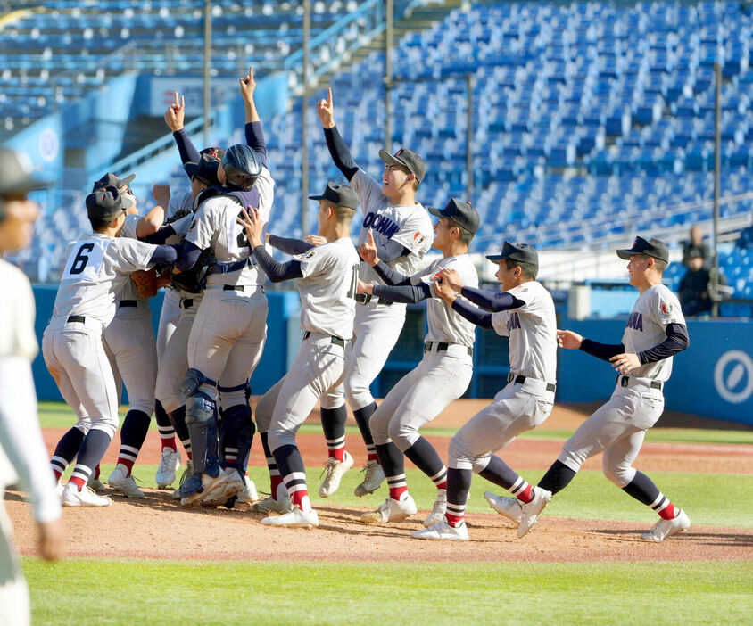 高校の部で優勝し歓喜する横浜ナイン（カメラ・岡野　将大）