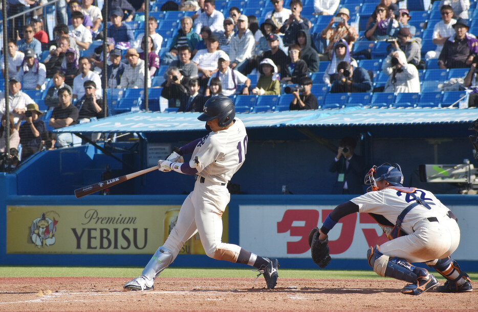 東京六大学野球。法大２回戦の４回、リーグ歴代７位の通算１１８安打目となる適時二塁打を放つ明大の宗山（左）＝４日、神宮球場