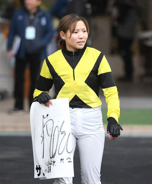 復帰4戦目で今年19勝目を挙げた小林美駒騎手＝2日、福島競馬場（撮影・菅原和彦）