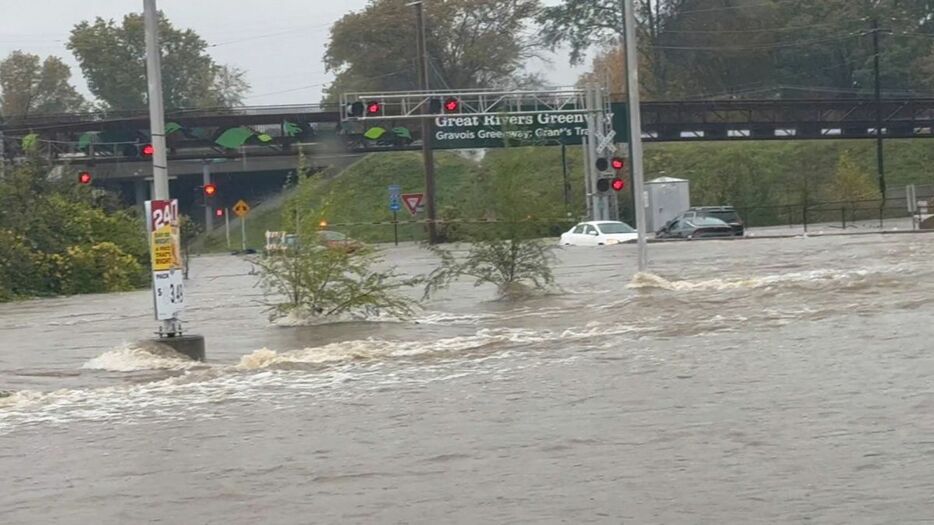 大雨による洪水で冠水した道路＝５日、米ミズーリ州セントルイス