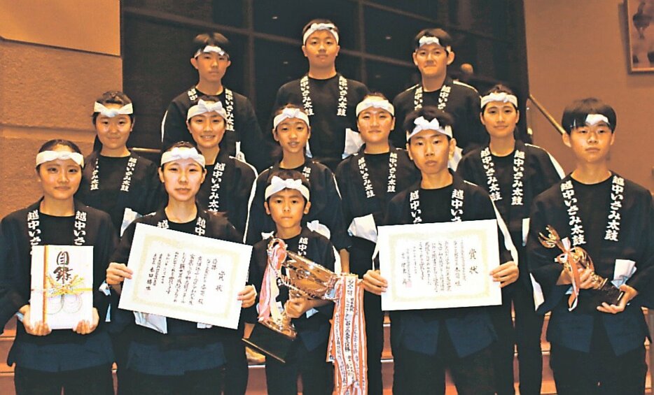 優勝した「越中いさみ太鼓保存会　春蘭」のメンバー